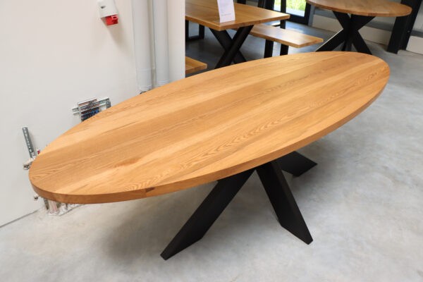 Ovaler Tisch aus Kernesche in 240x85cm.