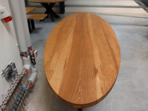 Ovaler Tisch aus Kernesche in 240x85cm.