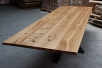 XXL Tisch aus Eiche rustikal in 300x100cm. Massivholztisch aus Eiche als Konferenztisch.