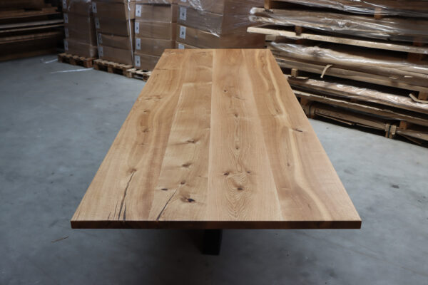 XXL Tisch aus Eiche rustikal in 300x100cm. Massivholztisch aus Eiche als Konferenztisch.