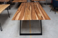 Tisch aus Nussbaum. Esstisch mit schweizer Kante in 220x100cm.