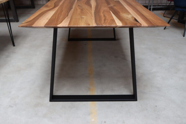 Tisch aus Nussbaum. Esstisch mit schweizer Kante in 220x100cm.