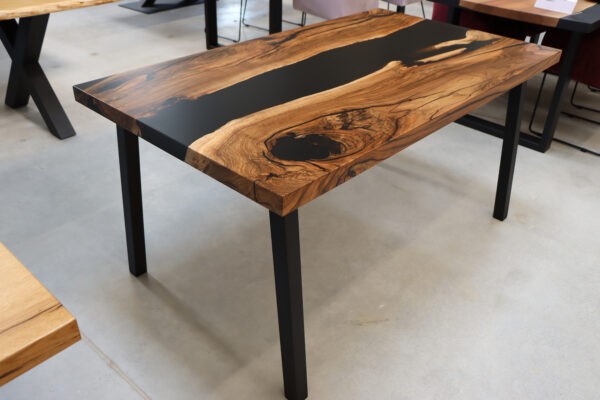 Rivertable aus Nussbaum mit Epoxidharz in 160x90cm
