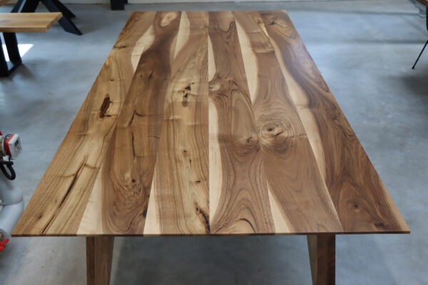 Massivholztisch aus Nussbaum mit schweizer Kante in 220x100cm