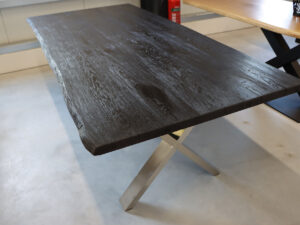 Schwarzer Tisch aus Eiche mit gebürsteter und geölter Oberfläche auf einem Edelstahlgestell
