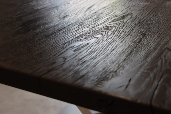 Schwarzer Tisch aus Eiche mit gebürsteter und geölter Oberfläche auf einem Edelstahlgestell