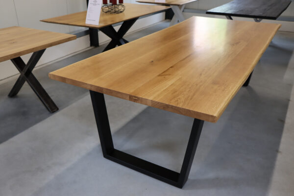 Tisch aus Eiche mit Baumkante und einer Ansteckplatte