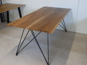 Tisch aus Nussbaum mit schweizer Kante in 180x90cm