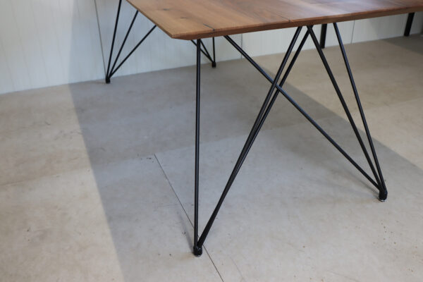 Tisch aus Nussbaum mit schweizer Kante in 180x90cm