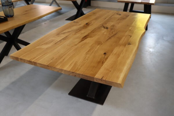 Tisch mit Baumkante aus Eiche mit Epoxy in 220x100cm
