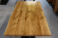 Tisch mit Baumkante aus Eiche mit Epoxy in 220x100cm