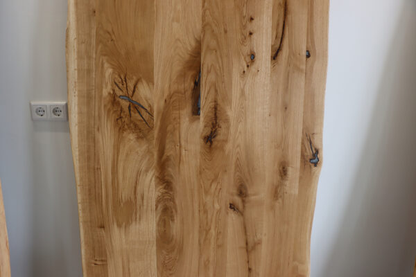 Tischplatte aus Wildeiche mit Baumkante und Epoxy.