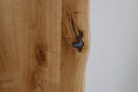 Tischplatte aus Wildeiche mit Baumkante und Epoxy.