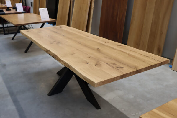Tisch mit Baumkante aus Eiche in 260x90cm
