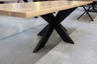 Tisch mit Baumkante aus Eiche in 260x90cm