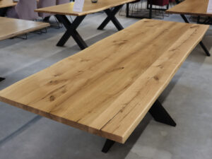 Tisch mit Baumkante aus Eiche in 260x90cm