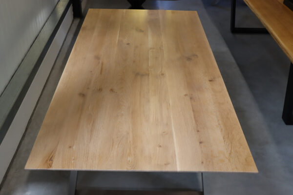 Tisch aus Eiche, weiß geölt mit schweizer Kante in 200x100cm