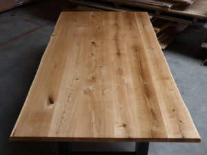 Tisch mit Baumkante aus Eiche in 240x120cm