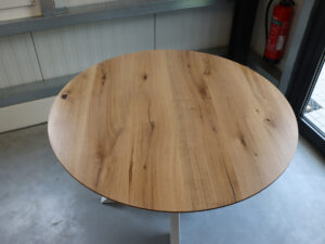Runder Tisch aus Eiche mit Schweizer Kante 120cm.