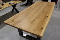 Tisch mit Baumkante aus Eiche in 240x100cm