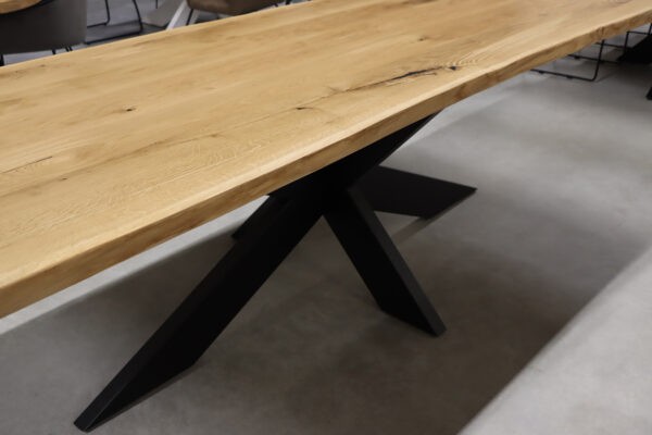 Tisch mit Baumkante aus Eiche in 240x100cm auf einem Spidergestell.