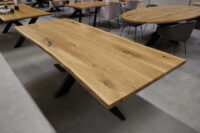 Tisch mit Baumkante aus Eiche in 240x100cm auf einem Spidergestell.