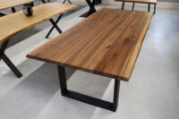 Tisch aus Nussbaum in 220x100cm.
