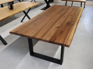 Tisch aus Nussbaum in 220x100cm.