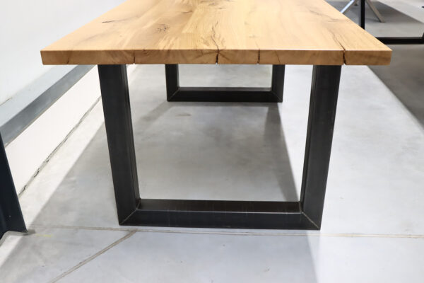Tisch aus Wildeiche mit offenen Ästen und Rissen in 200x90cm