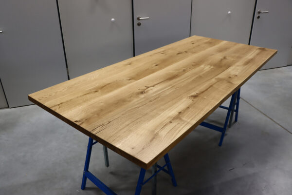 Tisch aus rustikaler Eiche mit Epoxy in 220x100cm