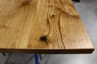 Tisch aus rustikaler Eiche mit Epoxy in 200x100cm
