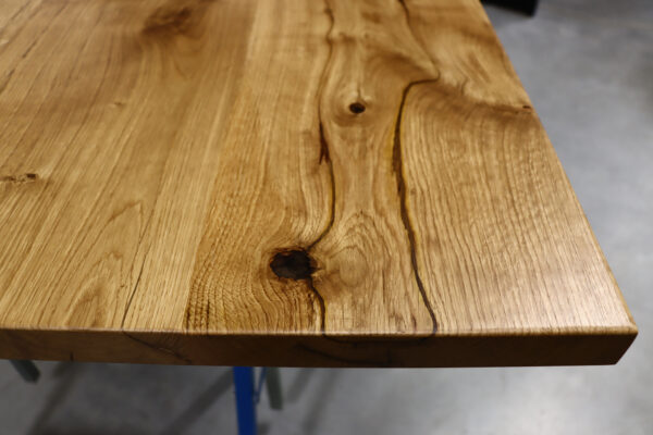 Tisch aus rustikaler Eiche mit Epoxy in 200x100cm