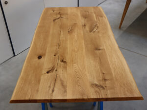 Tisch mit Baumkante aus Eiche und Epoxy in 180x90cm