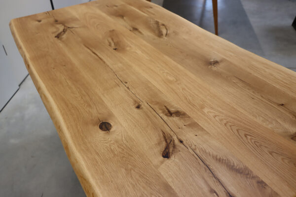 Tisch mit Baumkante aus Eiche und Epoxy in 180x90cm