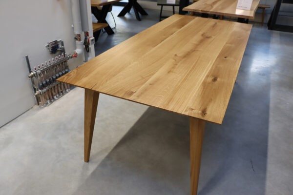 Tisch aus Eiche mit Schweizer Kante in 220x100cm