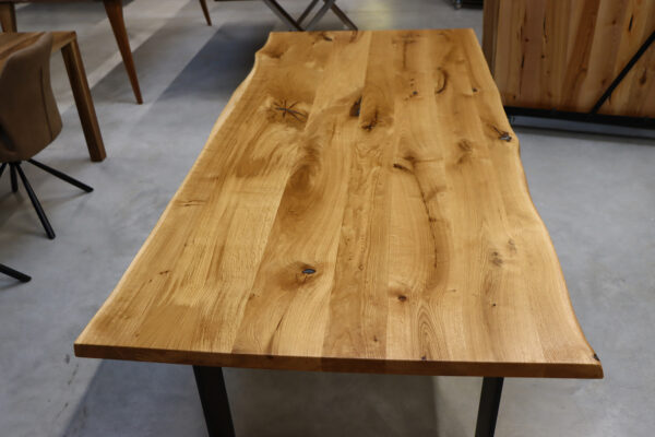 Tisch mit Baumkante aus Wildeiche und Epoxy in 220x100cm