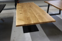 Tisch mit Baumkante aus Eiche. Esstisch aus Wildeiche in 240x90cm