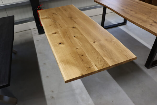 Tisch mit Baumkante aus Eiche. Esstisch aus Wildeiche in 240x90cm