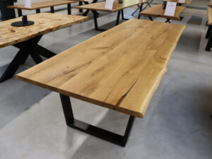 Tisch aus Eiche mit Baumkante. Baumtisch in 280x100cm mit Epoxy.