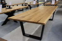 Tisch aus Eiche mit Baumkante. Baumtisch in 280x100cm mit Epoxy.