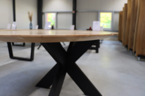 Ovaler Tisch aus Buche mit Epoxidharz in 185x110cm