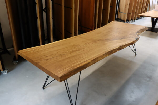 Konferenztisch aus einer Baumscheibe in 300x92-99cm. XXL-Bohle aus Eiche und Epoxy