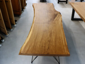 Konferenztisch aus einer Baumscheibe in 300x92-99cm. XXL-Bohle aus Eiche und Epoxy