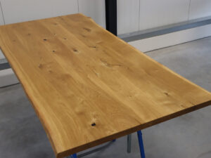 Tischplatte aus Eiche mit Baumkante in 220x100cm