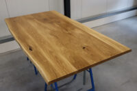 Tischplatte aus Eiche mit Baumkante und Epoxy in 200x100cm