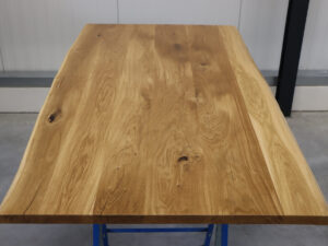 Tischplatte aus Eiche mit Baumkante und Epoxy in 200x100cm