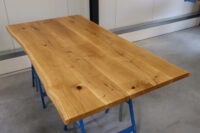 Tisch mit Baumkante aus Eiche mit Epoxy in 200x100cm