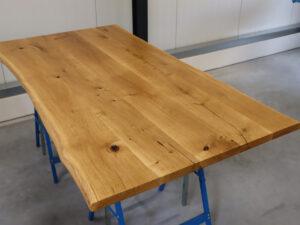 Tisch mit Baumkante aus Eiche mit Epoxy in 200x100cm