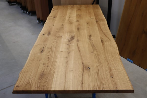 Tisch aus Wildeiche Esstisch mit Baumkante in 260x100cm