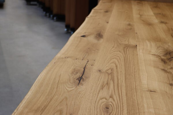 Tisch aus Wildeiche Esstisch mit Baumkante in 260x100cm